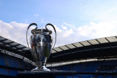 英超积分榜激战正酣：曼城阿森纳战平，利物浦领跑，切尔西曼联紧随